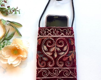 Kleine rood fluwelen mobiele telefoon geborduurde Crossbody schoudertas. Handgemaakte Boho mobiele telefoon handtassen.