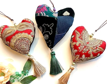 Colgante indio de lujo, bordado bohemio, acolchado, con forma de corazón y cuentas. Adorno navideño. Regalo de San Valentín.