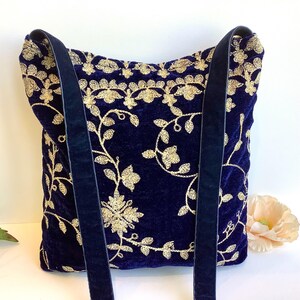 Bolso bandolera holgado tipo hobo de terciopelo azul oscuro bordado. Bolsos indios bohemios hechos a mano.