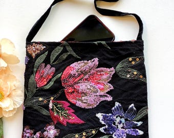Bolso bandolera único con cremallera y bordado floral. Bolso de mano bohemio hecho a mano con cuentas.