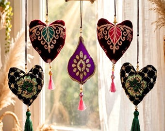 Pendentifs en forme de cœur brodés à la main. Décoration de Noël bohème.