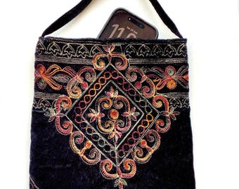 Petit sac bandoulière en velours noir brodé arc-en-ciel. Sacs à main indiens de style bohème faits main.