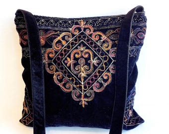 Sac bandoulière souple style hobo en velours noir brodé arc-en-ciel. Sacs à main bohèmes faits main.