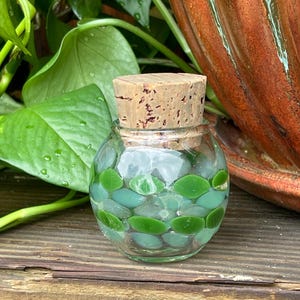 Tarro de cristal hecho a mano con corcho y lunares verdes