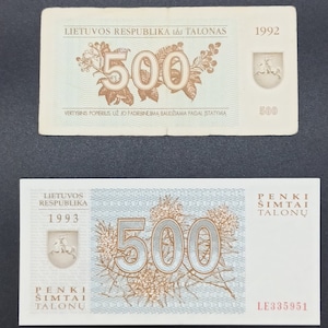 Könnte beinhalten: Ein litauischer 500-Talonas-Banknote aus den Jahren 1992 und 1993. Die Vorderseite des Scheins zeigt ein stilisiertes Bild eines Blumenzweigs und den Text "LIETUVOS RESPUBLIKA TALONAS". Die Rückseite des Scheins zeigt ein ähnliches Bild eines Blumenzweigs und den Text "PENKI SIMTAI TALONŲ".