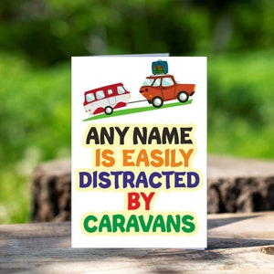 Cartão de felicitações divertido e personalizado para caravana - qualquer nome é facilmente distraído por caravanas - em branco por dentro - o amigo adora férias em caravanas