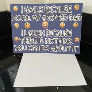 Carte amusante pour papa adopté - Je souris parce que tu es mon père adoptif - Blanc à l’intérieur - Anniversaire Noël Merci Fête des pères
