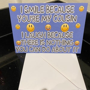 Cartão divertido para primo - eu sorrio porque você é meu primo - vazio dentro - escreva o que quiser - aniversário, natal, obrigado, primos