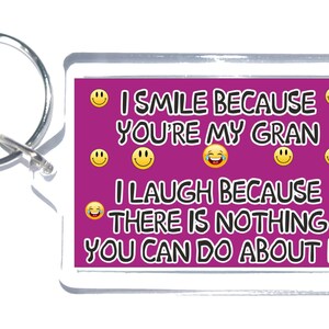 Cadeau drôle pour Gran - Je souris parce que vous êtes mon Gran - Keyring de nouveauté - Cadeau idéal pour l’anniversaire de Noël - J’aime ma gran