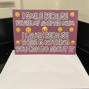 Tarjeta divertida para mamá adoptada - Sonrío porque eres mi madre adoptiva - En blanco por dentro - Cumpleaños Navidad Gracias Día de las Madres