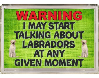 Könnte beinhalten: Ein grünes und weißes Warnschild mit schwarzem Rand und dem Text "WARNING I MAY START TALKING ABOUT LABRADORS AT ANY GIVEN MOMENT". Zwei gelbe Labrador Retriever Hunde befinden sich auf beiden Seiten des Textes.