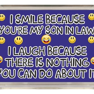 Sohn im Gesetz Spaß Geschenk - Neuheit Kühlschrank Magnet - ich lächeln, weil Sie mein Sohn im Gesetz ich lache - ideal Geschenk für Geburtstag Weihnachten Sohn