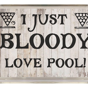 Könnte beinhalten: Ein weißes Holzschild mit schwarzem Text, der "Ich liebe Billard einfach!" lautet, mit einem Billard-Dreieck und Kugeln auf jeder Seite.