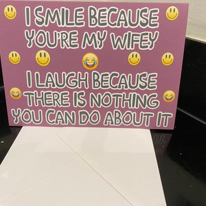 Lustige Karte für Wifey - Ich lächle, weil Sie meine Frau sind - innen leer, damit Sie schreiben können, was Sie wollen - Geburtstag Weihnachten Danke