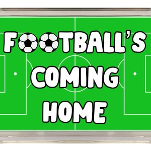 Può includere: Un campo da calcio verde e bianco con il testo "FOOTBALL'S COMING HOME" in lettere bianche.