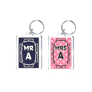 Mr And Mrs Fun Gift - Master Miss en Ms - Nieuwigheid Sleutelhanger - Kies Design en Initial - Ideal Present