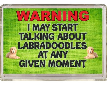 Könnte beinhalten: Ein grünes und weißes Warnschild mit dem Text "WARNING I MAY START TALKING ABOUT LABRADOODLES AT ANY GIVEN MOMENT". Zwei goldene Labradoodle-Hunde sind auf beiden Seiten des Textes abgebildet.