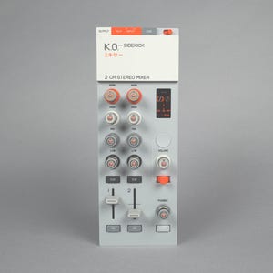 Puede incluir: Un mezclador estéreo de 2 canales gris con el texto "K.O. - SIDEKICK" y caracteres japoneses. Cuenta con numerosas perillas, controles deslizantes y botones en rojo, blanco y gris. El mezclador tiene una pantalla digital.