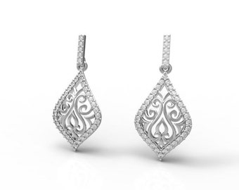 Peut inclure: Une paire de boucles d'oreilles pendantes en argent avec un design en forme de diamant. Les boucles d'oreilles présentent un motif de filigrane délicat et sont ornées de petits diamants scintillants.
