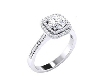 Può includere: Un anello di fidanzamento in argento con un diamante centrale di forma quadrata circondato da un doppio alone di diamanti più piccoli. La fascia è anche incastonata con piccoli diamanti.