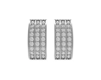 Peut inclure: Une paire de boucles d'oreilles créoles en argent avec une rangée de pierres de zircone cubique transparentes autour du bord de chaque créole.