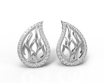 Peut inclure: Une paire de boucles d'oreilles en argent en forme de larme avec un motif floral délicat et une rangée de pierres de zircone cubique transparentes autour du bord.
