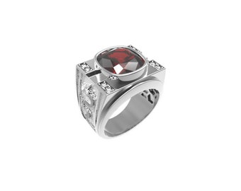 Può includere: Un anello d'argento con una grande pietra preziosa rosso scuro a taglio quadrato al centro. L'anello è adornato con pietre preziose più piccole e chiare e dettagli decorativi sui lati. Il design è audace.