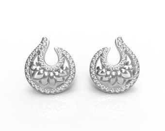 Peut inclure: Une paire de boucles d'oreilles en argent avec un motif floral délicat et une forme de fer à cheval. Les boucles d'oreilles sont serties de petites pierres claires.