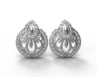 Peut inclure: Une paire de boucles d'oreilles à clous argentées. Chaque boucle d'oreille présente un dessus en forme de goutte d'eau avec un motif central et est entourée de petites pierres précieuses claires. Les boucles d'oreilles ont un design ouvert d'inspiration florale.