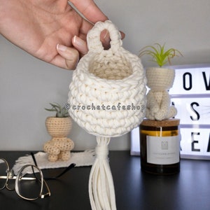 Decorative Crochet Air Plant Hanging Basket with Tassel • handmade plant pot, flower basket planter, decorative basket, t-shirt yarn