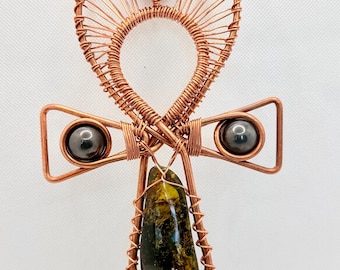 Ankh de sinergia de mano con cristal de cobre, hematita magnética y ámbar y ámbar