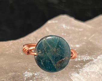Anillo de apatita de cobre o latón