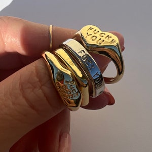 Anillo de oro laminado con la inscripción "Que te jodan"