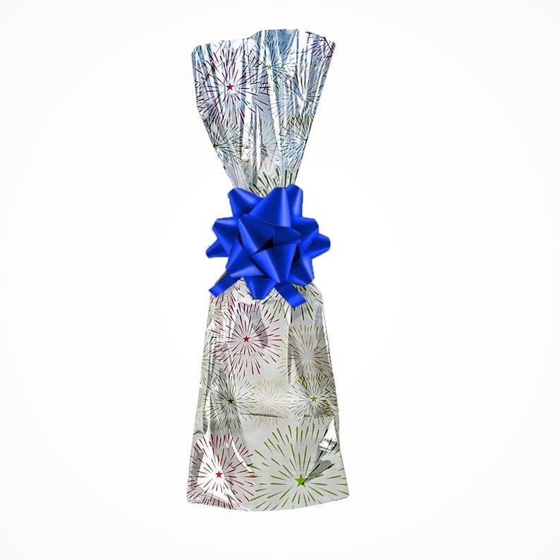 Puede incluir: Una bolsa de regalo de celof&aacute;n transparente con un patr&oacute;n de fuegos artificiales blancos y verdes. La bolsa est&aacute; atada con un lazo de cinta azul.