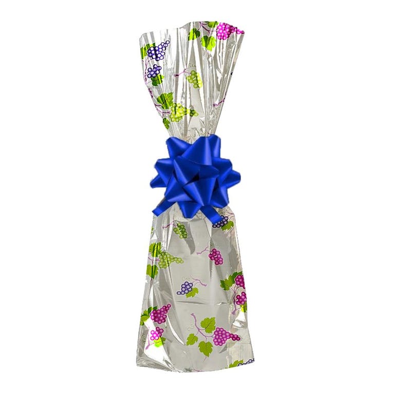 Puede incluir: Una bolsa de regalo de celof&aacute;n transparente con un patr&oacute;n de vid y un lazo azul. La bolsa est&aacute; dise&ntilde;ada para contener una botella de vino.