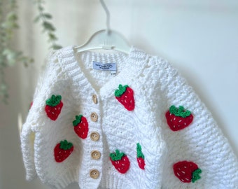 Cardigan fraise au crochet fait main