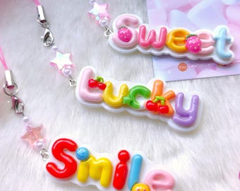 Llavero con palabras 3D en tonos pastel: un abalorio kawaii para el teléfono