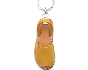 franartPiel - Sandal keychain, Menorcan sandal, handmade leather slipper from Ubrique - High Quality