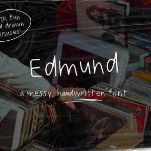 Può includere: Un font scritto a mano chiamato "Edmund" è mostrato su una pila di dischi in vinile. Il testo recita "a messy, handwritten font".