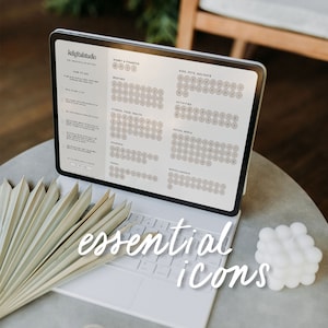 Puede incluir: Un ordenador portátil blanco con una pantalla que muestra un planificador digital con iconos para varias categorías, incluyendo dinero y finanzas, clima, fitness, comida, salud, niños, mascotas, vacaciones, actividades, redes sociales, academia, viajes y miscelánea. El texto "essential icons" está escrito en cursiva debajo del portátil.