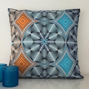 Funda de cojín decorativa y gráfica en cera.