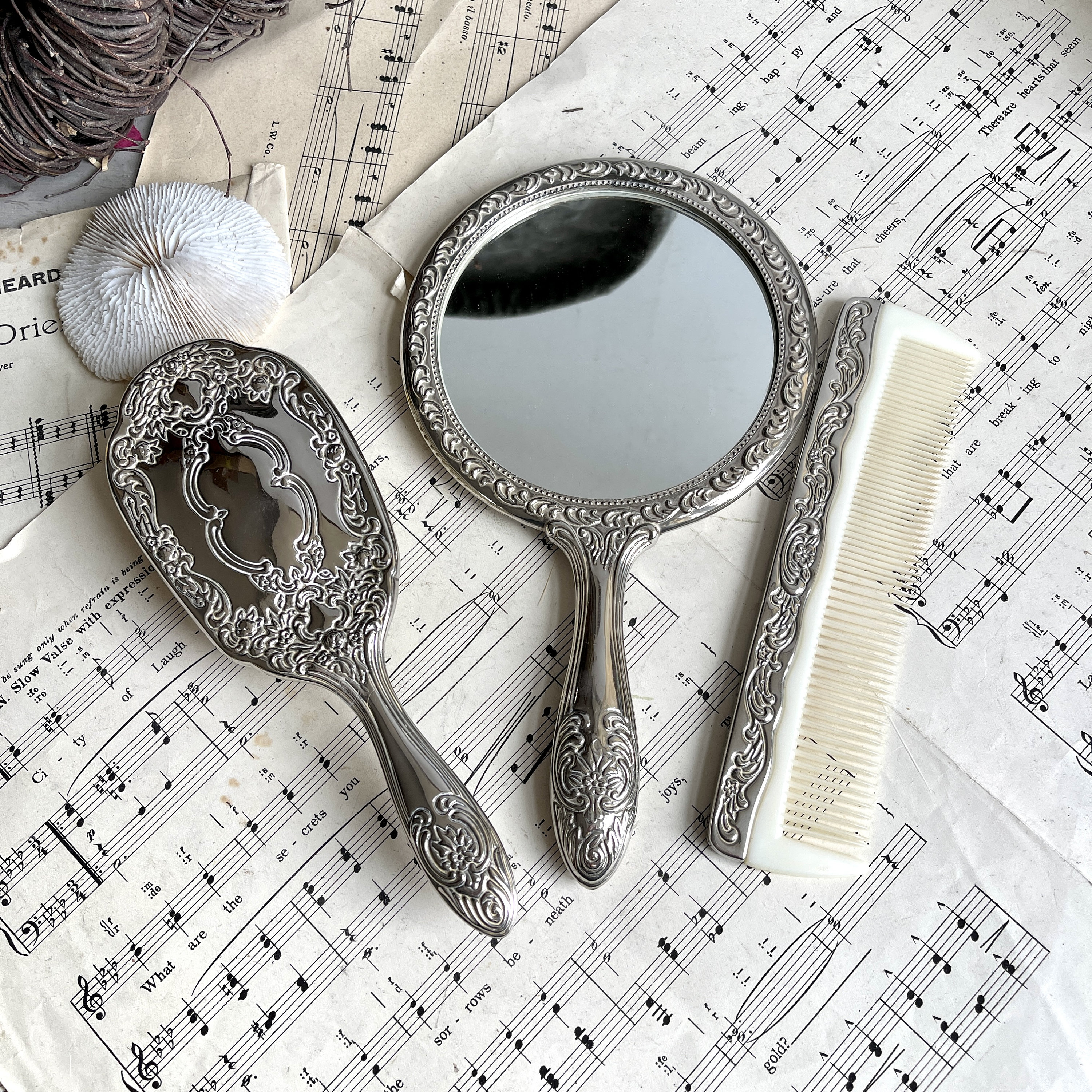 Large Handheld Magnifying Glass Gold Metal With 10cm Round Lens Vintage  Style Embossed Handle Overall Length 23.5cm / 9 1/4 