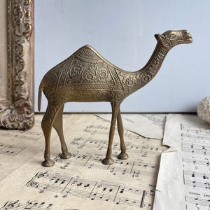 Vintage mässingskamelfigur. Skulptur. Djurfigur. Heminredning. Fotorekvisita