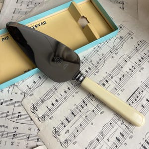 Vintage paj- och tårtbestick. Tårtbestick. Handtag i konstben. Bröllopspresent. Bakverksbit.