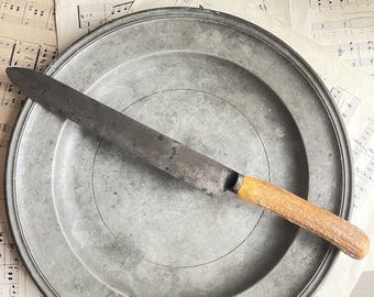 Antik snidningsverktyg med hornhandtag. Jaktstuga. Fotografiskåpa. Landsbygdstuga