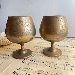 Par de copas de vino inglesas antiguas bañadas en plata. Cáliz grabado. Juego de Tronos. Accesorios para fotos de bebidas.