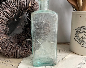 Antique Aqua Medizinflasche mit Esslöffel Graduierungen geprägt, Apothekerflasche, Chemikerflasche, Victorian Edwardian, Photo Prop