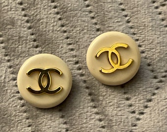 Lot 2 boutons Chanel vintage années 90