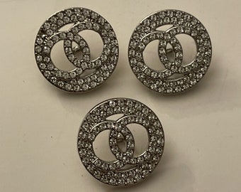 Lot 2 boutons Chanel vintage années 90