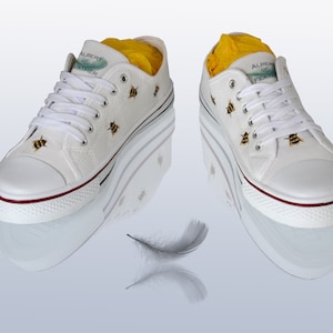 Bee decorated low top sneakers.